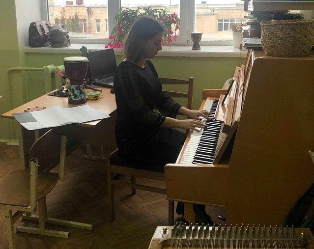 Тетяна Ладиненко виконує твір на фортепіано